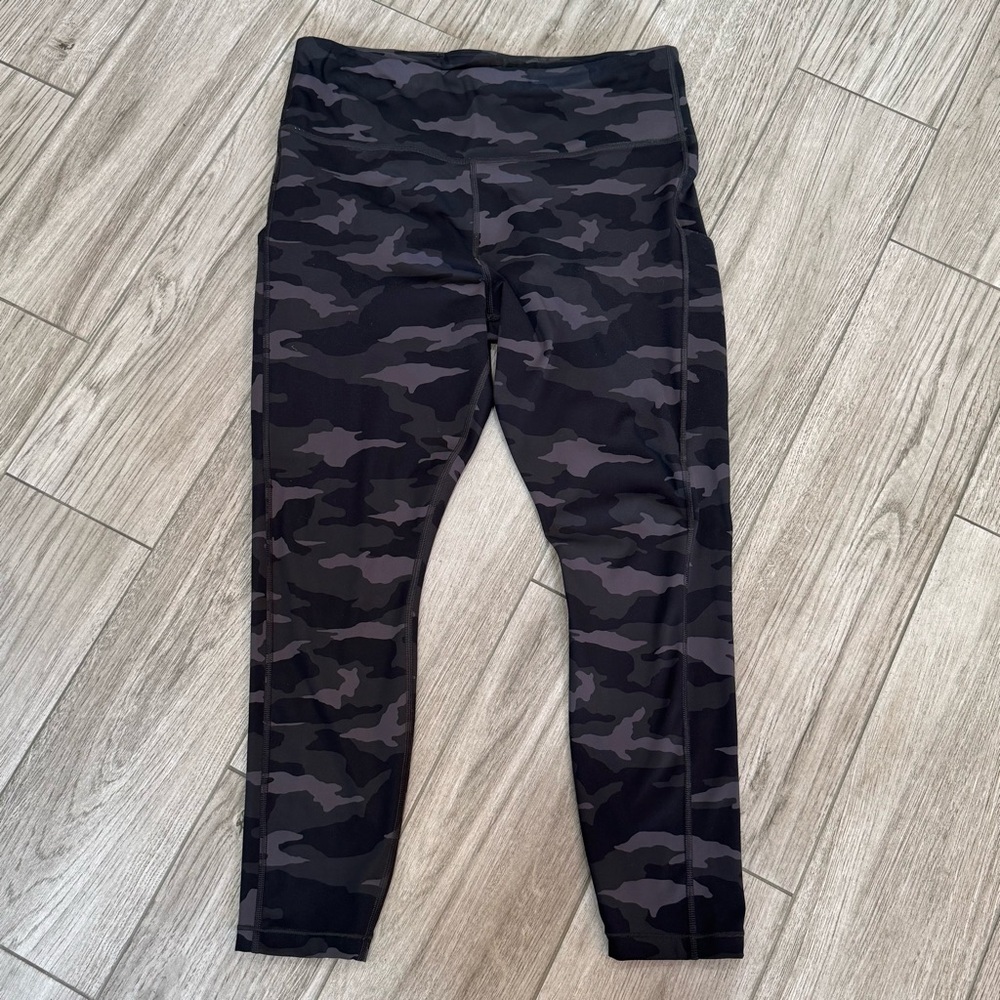 Athleta Ultimate Camo 7/8 Tight, Stash Pocket, Black Camo, Size Large